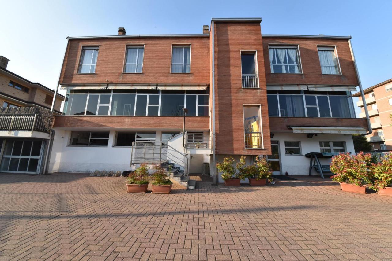 Modern Apartment Halfway Between Milan And Como 코글리아테 외부 사진