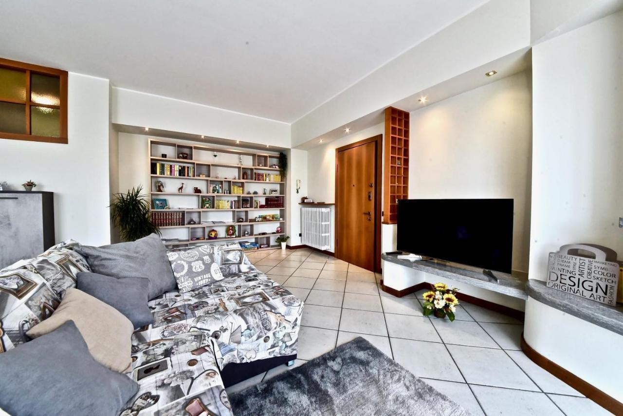 Modern Apartment Halfway Between Milan And Como 코글리아테 외부 사진