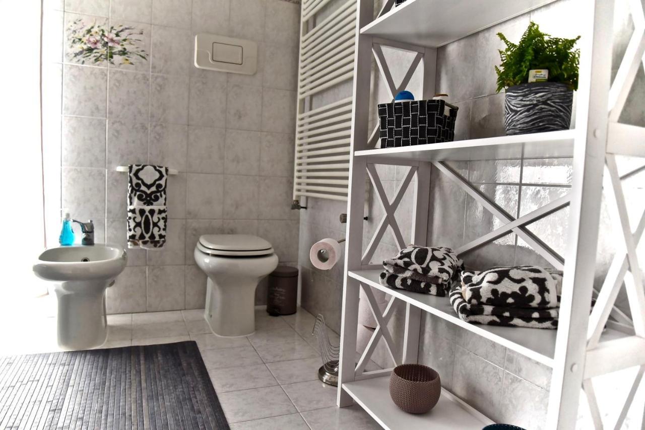 Modern Apartment Halfway Between Milan And Como 코글리아테 외부 사진