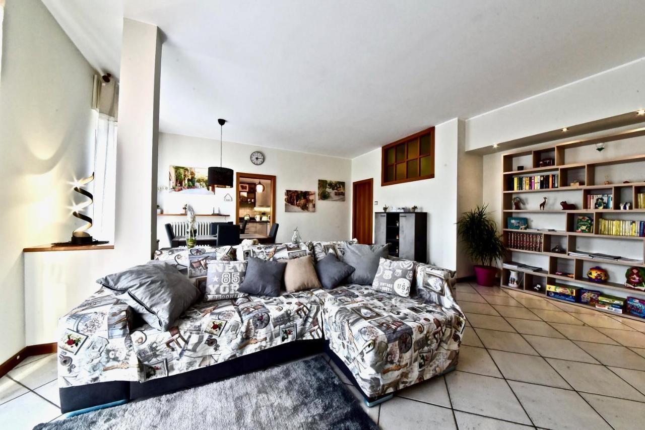 Modern Apartment Halfway Between Milan And Como 코글리아테 외부 사진