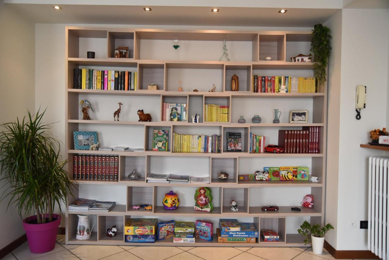 Modern Apartment Halfway Between Milan And Como 코글리아테 외부 사진